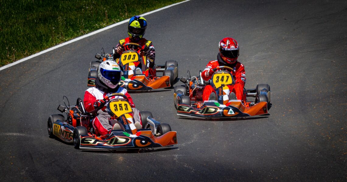 des gens conduisant un kart rouge et noir