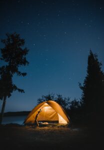 tente dôme marron près des arbres la nuit