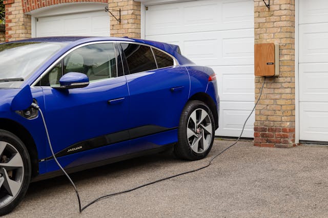 Combien coûte l’installation d’une borne de recharge chez soi